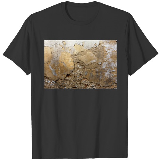 Cracked plastered wall. T-shirt