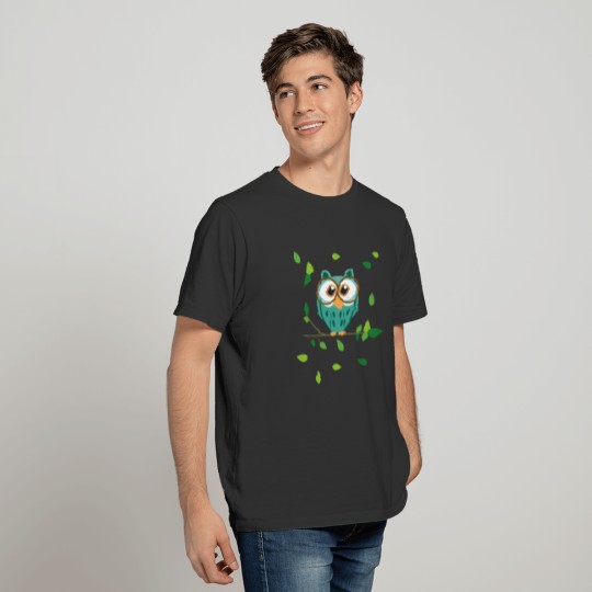 Owl in the Forrest between leaves T-shirt
