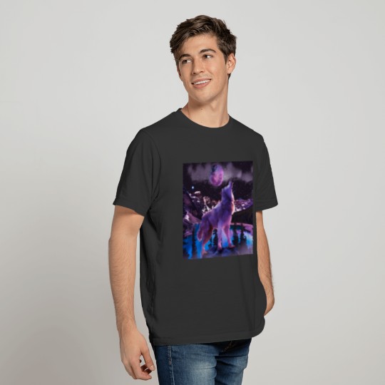Gray wolf howling in forest T-shirt