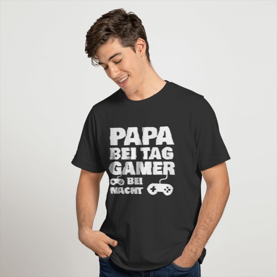 Papa bei Tag Gamer bei Nacht T-shirt
