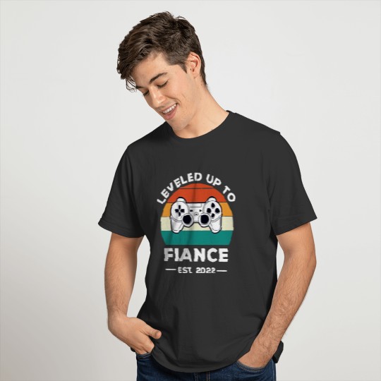 Leveled Up To Fiance Est 2022 T-shirt