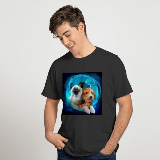 The cat waters the dog from the ladle T-shirt