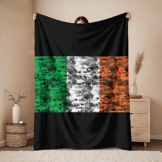 Ireland flag vintage Throw Blankets
