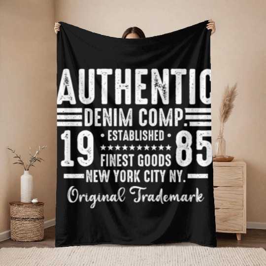 New York City Born In 1985 Vintage Birthday Throw Blankets