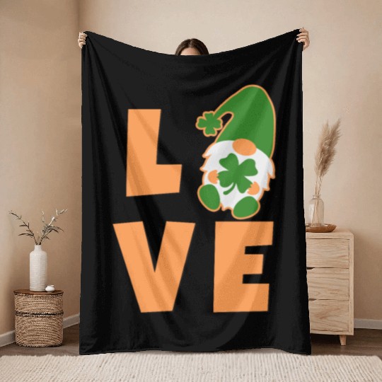 Love Gnome St Patricks Day Woman, Lucky Clover Throw Blankets
