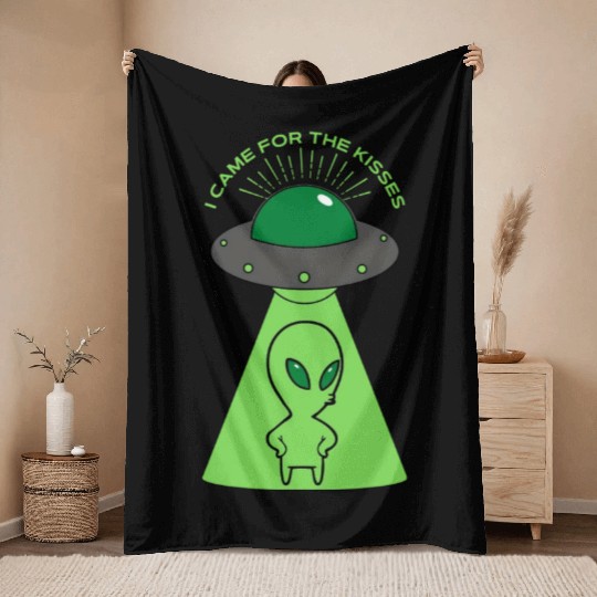 Alien I came for the kisses Throw Blankets