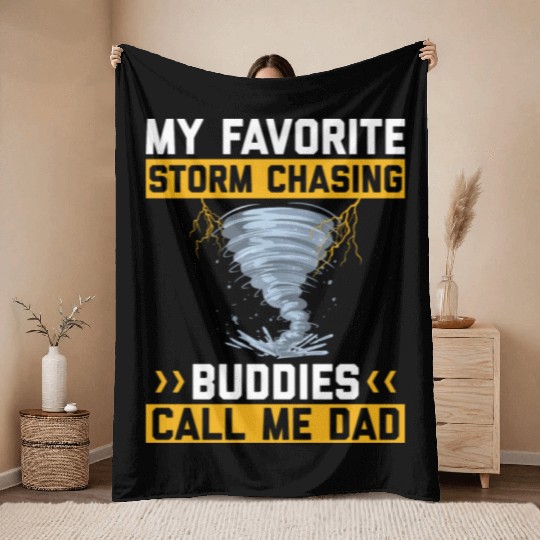 Storm chasers Throw Blankets