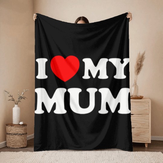 I love (heart) my mum Throw Blankets