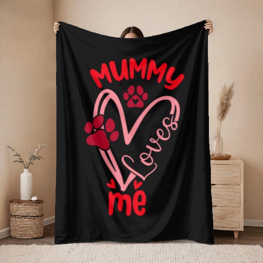 Mummy loves me Throw Blankets