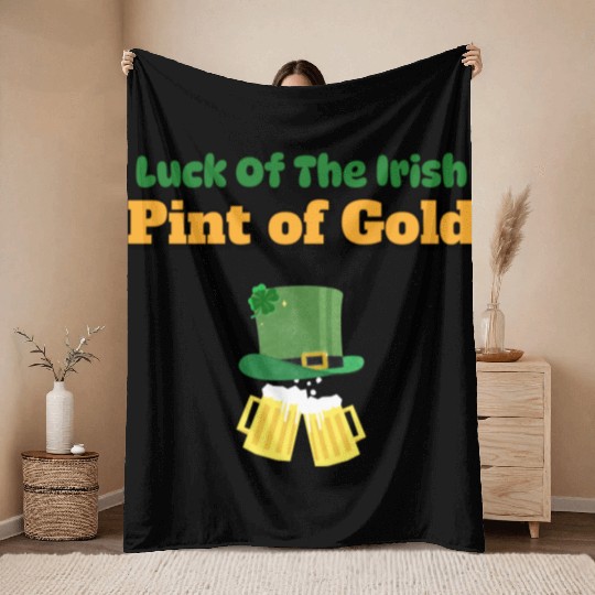 luck of the irish pint of gold Throw Blankets