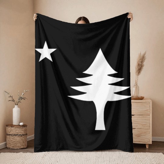 Pine tree and star 1901 flag of Maine State Throw Blankets