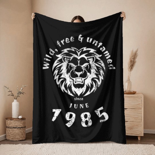 40th birthday Wild, free & untamed since 06/1985 Throw Blankets