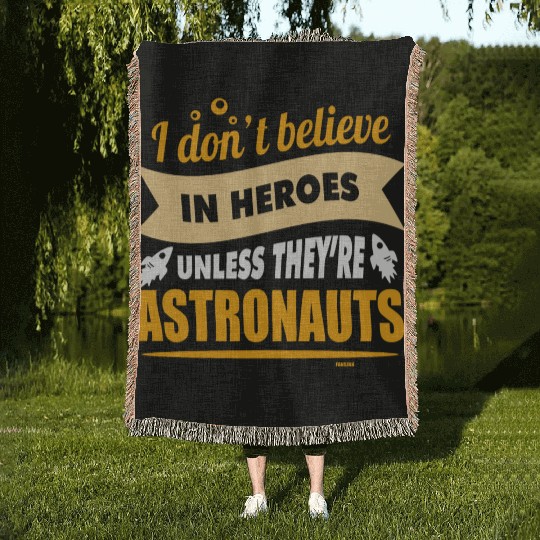 I believe in heroes when they are astronauts Woven Blankets