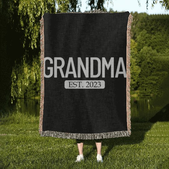Grandma Est. 2023 New Grandparent Gift Women's Woven Blankets