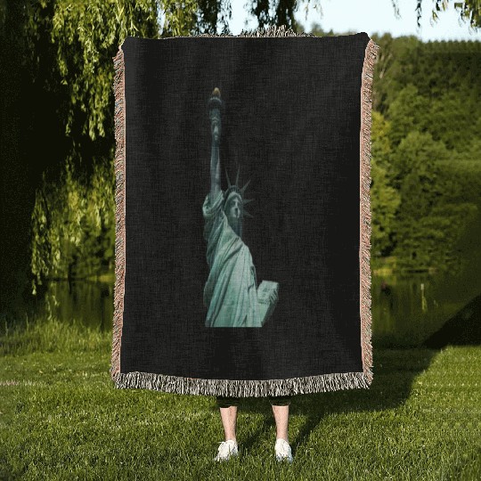 statue of liberty Woven Blankets