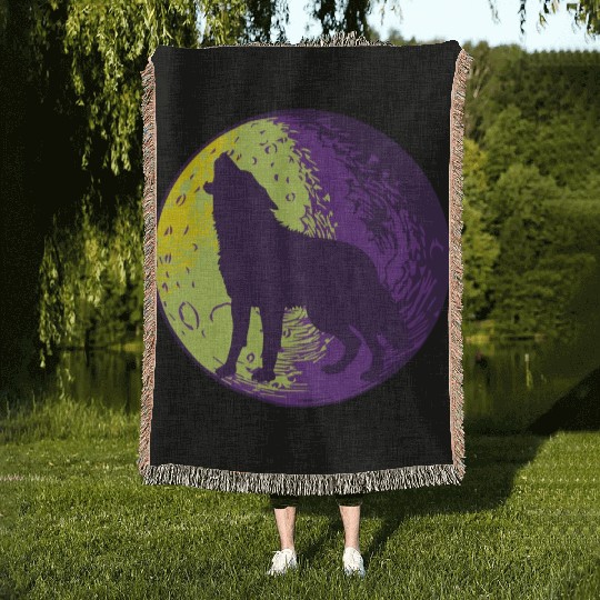 Howling wolf in the moon cool Woven Blankets