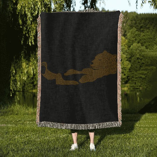 bathing brown bear Woven Blankets