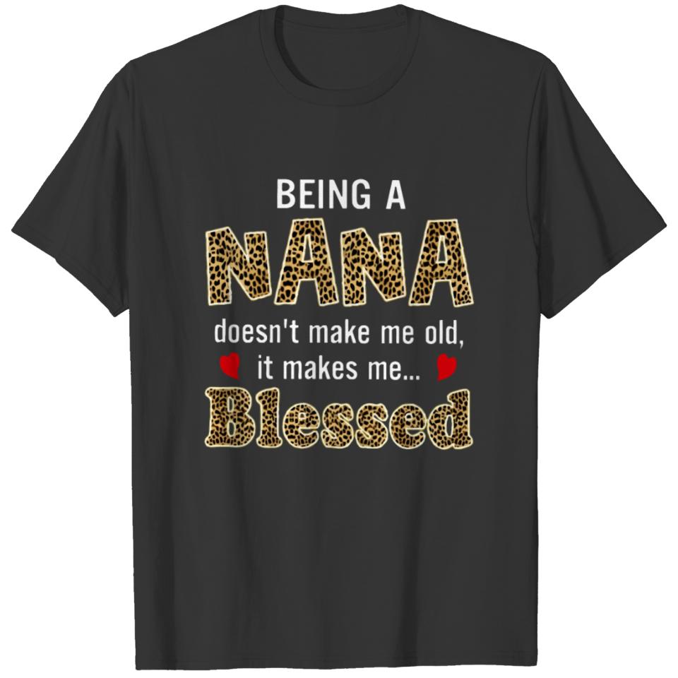 Being a Nana doesn t make me it makes me Blessed T-shirt