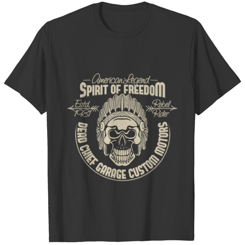 Indian skull with tribal feather hat T-shirt
