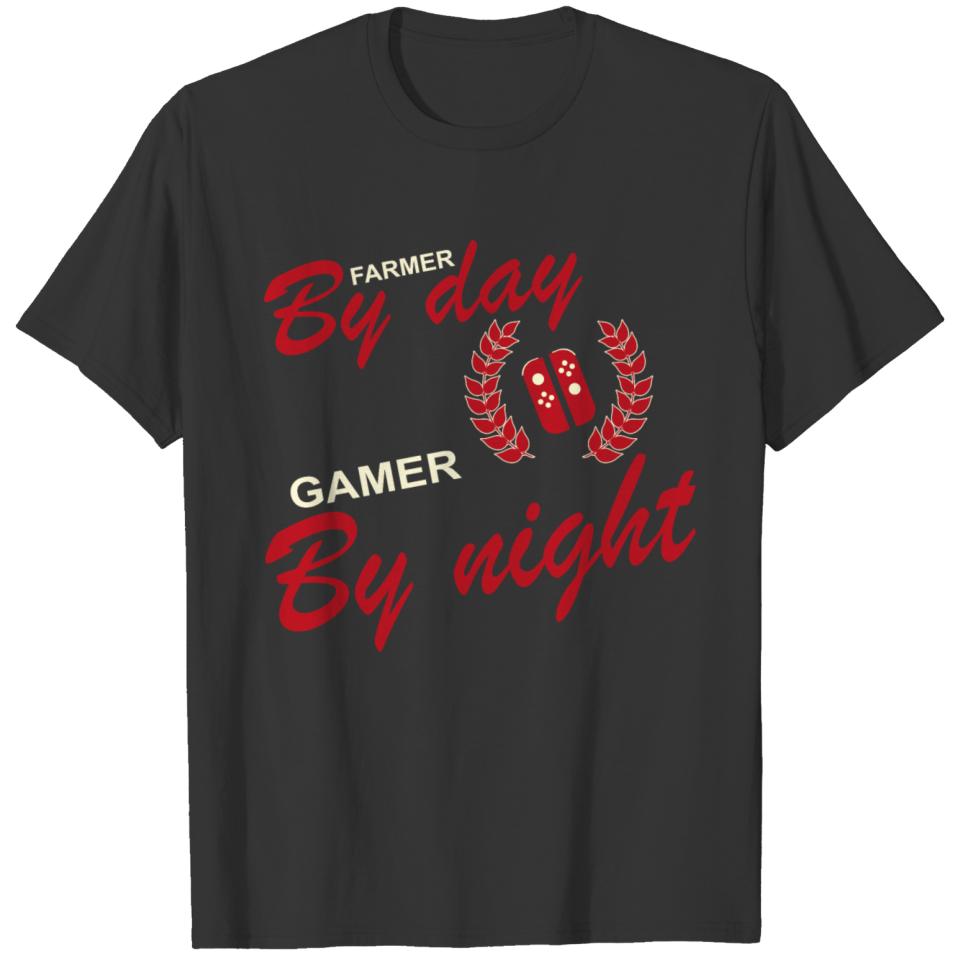 Farmer by day, Gamer by night. Funny. T-shirt