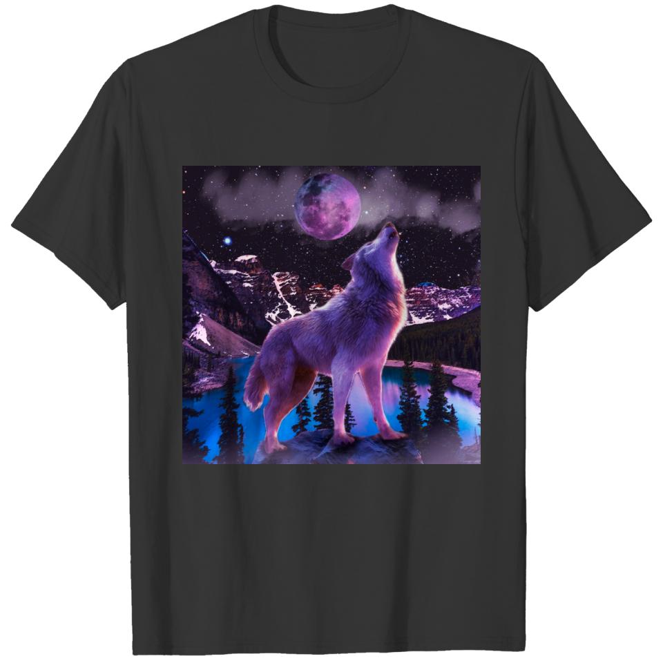 Gray wolf howling in forest T-shirt