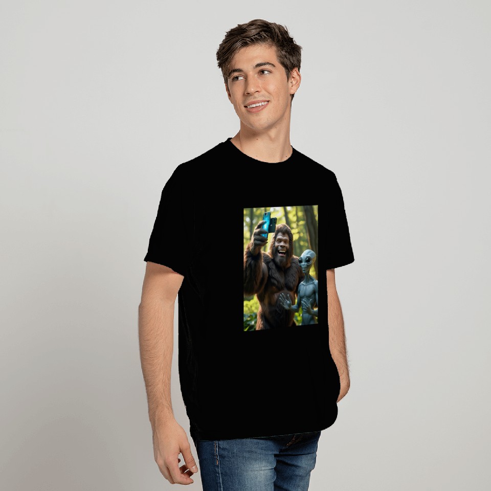 BIGFOOT TAKING A SELFIE WITH AN ALIEN 1 T Shirts